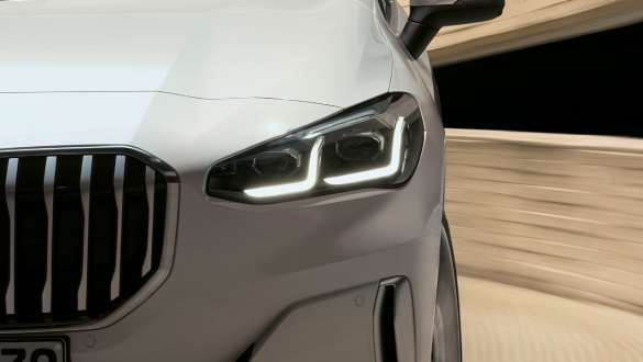 BMW 2 серии Active Tourer со светодиодными фарами U06 2021, крупный план спереди BMW 2 серии Active Tourer со светодиодными фарами U06 2021 в цвете Mineral White металлик, крупный план спереди