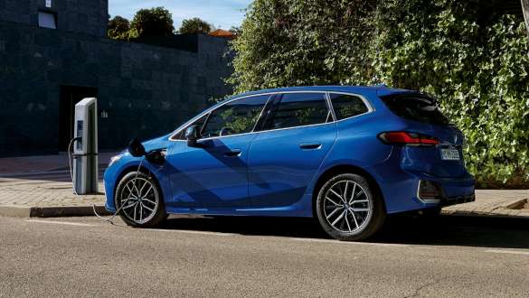 BMW 2 серии Active Tourer 230e плагин-гибрид U06 2021 припаркован на зарядной станции BMW 2 серии Active Tourer 230e плагин-гибрид U06 2021 M в цвете Portimao Blue металлик припаркован на зарядной станции, вид сбоку