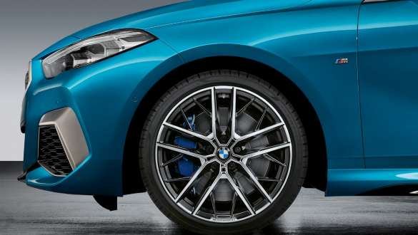 Легкосплавные диски 19" M Performance 555 м BMW 2-й серии Gran Coupé Легкосплавные диски 19" M Performance, двухспицевый стиль, 555 м, двухцветные, BMW 2-й серии Gran Coupé Snapper Rocks blue металлик F44 экстерьер