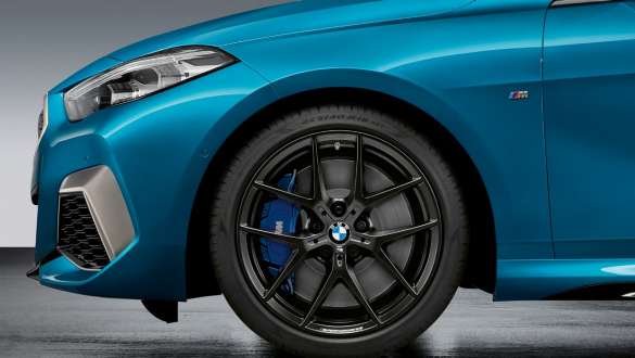 Кованые диски 18" M Performance 554 M BMW 2 серии Gran Coupé Кованые диски 18" M Performance, V-образная спица, 554 M Jet Black, матовые, BMW 2 серии Gran Coupé Snapper Rocks Blue металлик F44 экстерьер