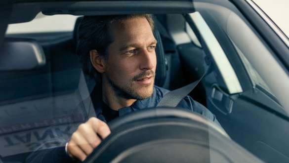 BMW Service Inclusive BMW Service Inclusive мужчина за рулем BMW