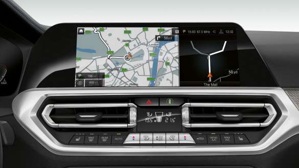 BMW 3 седии Седан (G20), BMW Live Cockpit Professional. Крупный передний план дисплея в салоне седана BMW 3 серии (G20) с BMW Live Cockpit Professional.