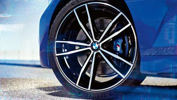 BMW 3 серии Седан (G20), тормоза М Спорт. Детальный вид колеса седана BMW 3 серии (G20) с тормозной системой M Sport.