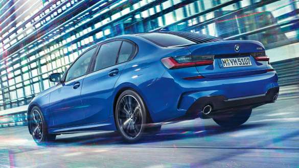 BMW 3 серии Седан (G20), адаптивная подвеска М. Седан BMW 3 серии (G20) с адаптивной подвеской M, вид сзади в три четверти.