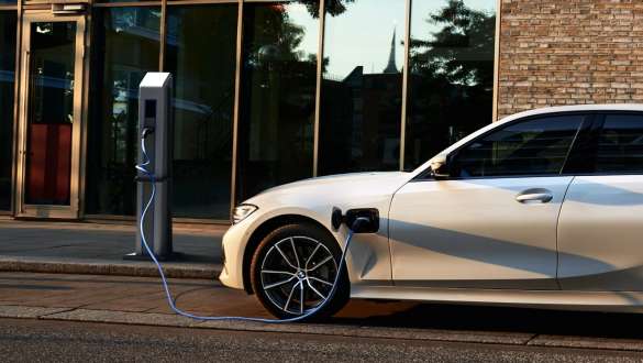 Плагин-гибрид BMW 3 серии Седан 2021 G20, вид сбоку Плагин-гибрид BMW 3 серии Седан 2021 G20, вид сбоку на зарядной станции
