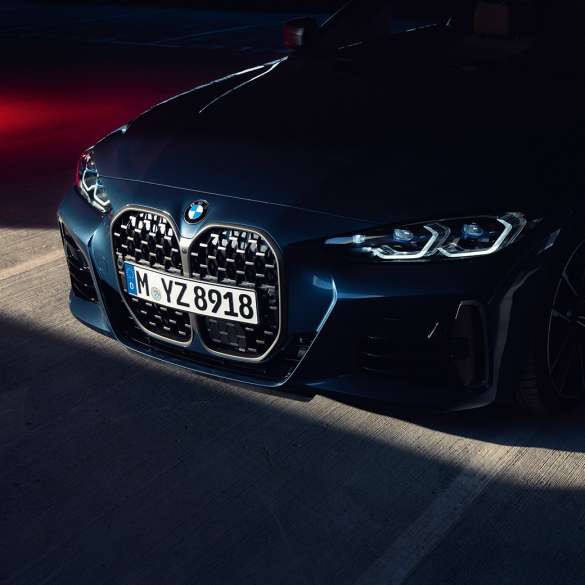 BMW 4 серии Coupé G22 2020 года, цвет «Синий Арктик Рэйс Арктик Рэйс» металлик, вид спереди, решетка радиатора, крупный план BMW 4 серии Coupé G22 2020 года, цвет «Синий Арктик Рэйс Арктик Рэйс» металлик, вид спереди, решетка радиатора, крупный план