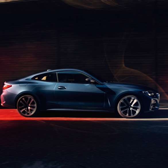 Вид модели BMW 4 серии Coupe G22 2020 года сбоку BMW 4 серии Coupe G22 2020 года, цвет «Синий Арктик Рэйс Арктик Рэйс» металлик, вид сбоку в движении