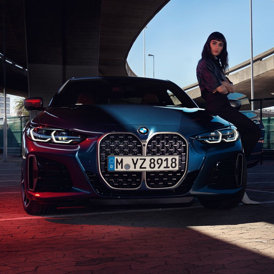 Вид модели BMW 4 серии Coupe G22 2020 года спереди, решетка радиатора и фары Фотомодель и BMW 4 серии Coupe G22 2020 года, цвет «Синий Арктик Рэйс Арктик Рэйс» металлик, вид спереди, решетка радиатора и фары