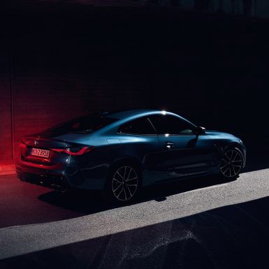 Плечевая линия BMW 4 серии Coupe G22 с изгибом Хофмайстера, вид сзади с поворотом в три четверти BMW 4 серии Coupe G22 2020 года, цвет «Синий Арктик Рэйс» металлик, вид сзади с поворотом в три четверти, плечевая линия с изгибом Хофмайстера