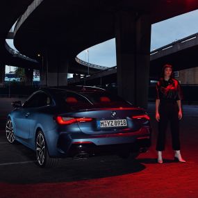 Вид модели BMW 4 серии Coupe G22 сзади, задние фонари BMW 4 серии Coupe G22 2020 года, цвет «Синий Арктик Рэйс» металлик, вид сзади, задние фонари