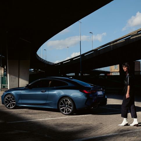 Плавная линия крыши BMW 4 серии Coupe G22 2020 года, вид сбоку BMW 4 серии Coupe G22 2020 года, цвет «Синий Арктик Рэйс Арктик Рэйс» металлик, вид сбоку, плавная линия крыши