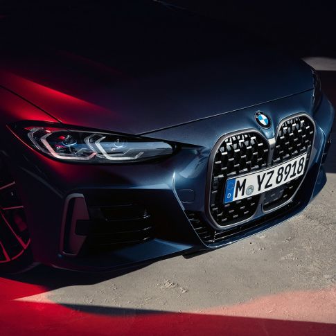 Решетка радиатора BMW 4 серии Coupe G22 2020 года, вид спереди с поворотом в три четверти BMW 4 серии Coupe G22 2020 года, цвет «Синий Арктик Рэйс Арктик Рэйс» металлик, вид спереди с поворотом в три четверти, решетка радиатора BMW