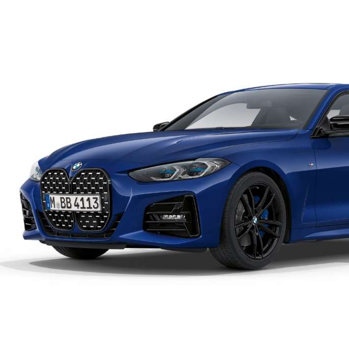 BMW 4 серии Coupe G22 2020 года с пакетом M Sport BMW 4 серии Coupe G22 2020 года с пакетом M Sport, цвет «Синий Арктик Рэйс» металлик, вид спереди с поворотом в три четверти