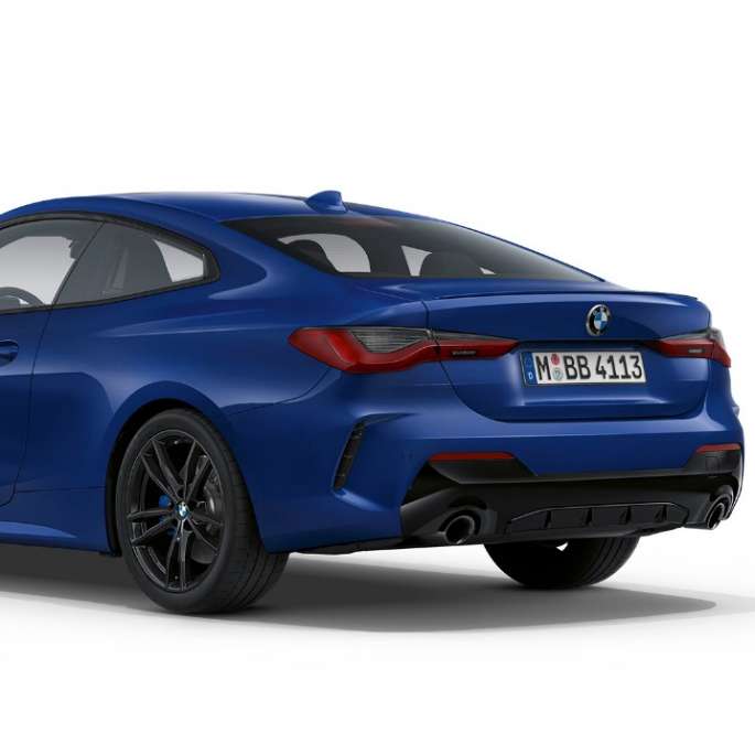 Вид модели BMW 4 серии Coupe G22 2020 года с пакетом M Sport сзади BMW 4 серии Coupe G22 2020 года с пакетом M Sport, цвет «Синий Арктик Рэйс» металлик, вид сзади с поворотом в три четверти