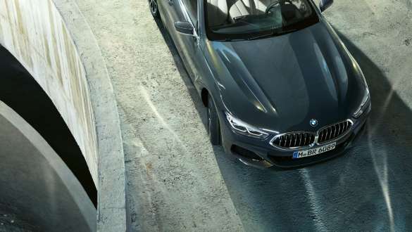 BMW M850i xDrive, Dravit Grey металлик, в движении, вид спереди с высоты птичьего полета, активное рулевое управление. BMW M850i xDrive, Dravit Grey металлик, в движении, вид спереди с высоты птичьего полета, активное рулевое управление.