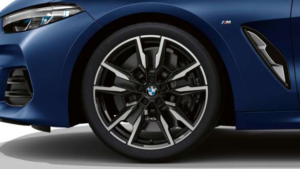 20” M легкосплавные диски Double-spoke 895 M автомобиля BMW 8 Серии Gran Coupé G16 LCI Facelift (рестайлинг 2022 года) BMW 8 Серии Gran Coupé G16 LCI Facelift (рестайлинг 2022 года) эксклюзивного цвета BMW Individual Морозный Синий Танзанит металлик, BMW M850i xDrive 20” M легкосплавные диски Double-spoke 895 M