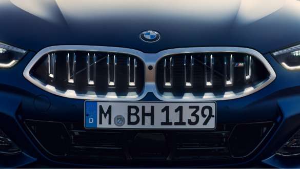 Решетка радиатора BMW Iconic Glow автомобиля BMW 8 серии Gran Coupé G16 LCI Facelift (рестайлинг 2022 года) BMW 8 серии Gran Coupé G16 LCI Facelift (рестайлинг 2022 года) эксклюзивного цвета BMW Individual Морозный Синий Танзанит металлик, решетка радиатора BMW Iconic Glow