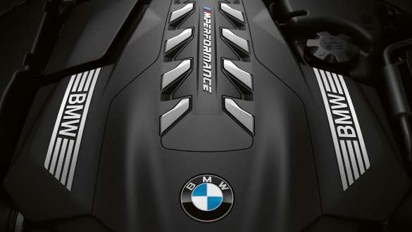 8-цилиндровый бензиновый двигатель M850i BMW M TwinPower Turbo BMW 8 серии Gran Coupé G16 LCI Facelift (рестайлинг 2022 года) 8-цилиндровый бензиновый двигатель M850i BMW M TwinPower Turbo BMW 8 серии Gran Coupé G16 LCI Facelift (рестайлинг 2022 года), крышка двигателя крупным планом
