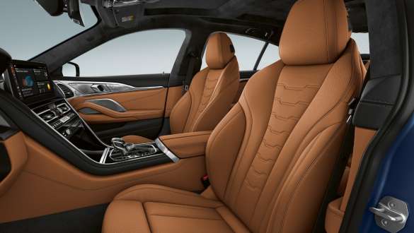Многофункциональные сиденья автомобиля BMW 8 серии Gran Coupé G16 LCI Facelift (рестайлинг 2022 года) Многофункциональные сиденья автомобиля BMW 8 серии Gran Coupé G16 LCI Facelift (рестайлинг 2022 года) в интерьере