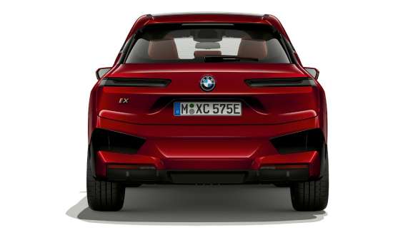 Вид ззаду на електричний кросовер BMW iX i20 BMW iX електричний кросовер у кольорі Aventurin Red i20 вид ззаду