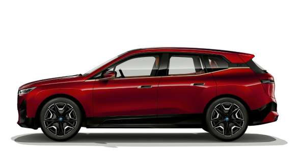 Вид збоку на електричний кросовер BMW iX i20 BMW iX електричний кросовер у кольорі Aventurin Red i20 вид збоку