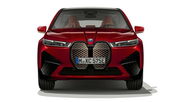 Вид спереду на електричний кросовер BMW iX i20 BMW iX електричний кросовер у кольорі Aventurin Red i20 вид спереду