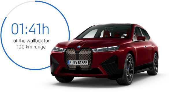 BMW iX i20 2021 електричний кросовер BMW iX xDrive50 заряджається за допомогою BMW Wallbox BMW iX i20 2021 електричний кросовер BMW iX xDrive50 кольору Aventurin Red заряджається за допомогою BMW Wallbox