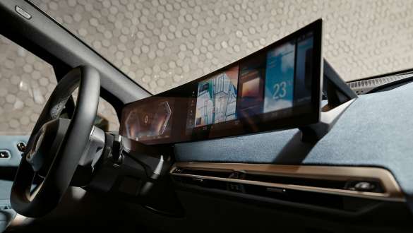 Вигнутий дисплей електричного кросовера BMW iX i20 Вигнутий дисплей електричного кросовера BMW iX i20, інтер’єр