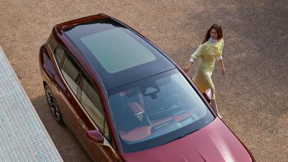 Панорамний скляний дах електричного кросовера BMW iX i20 Панорамний скляний дах електричного кросовера BMW iX i20, інтер’єр