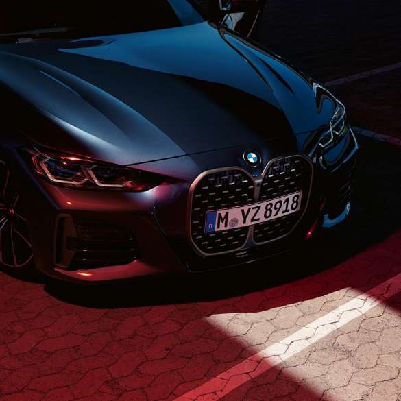 Решетка радиатора BMW BMW M440i xDrive Coupe G22 (2020) BMW M440i xDrive Coupe G22 (2020), Синий Арктик Рэйс металлик, вид спереди с поворотом в три четверти, решетка радиатора BMW