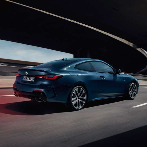 BMW M440i xDrive Coupe G22 (2020), вид сзади с поворотом в три четверти BMW M440i xDrive Coupe G22 (2020), Синий Арктик Рэйс металлик ,вид сбоку с поворотом в три четверти