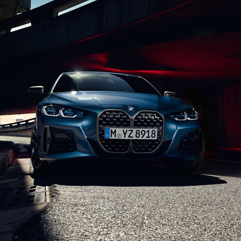 Решетка радиатора BMW и светодиодные фары BMW M440i xDrive Coupe G22 (2020) BMW M440i xDrive Coupe G22 (2020), Синий Арктик Рэйс металлик, вид спереди, решетка радиатора BMW и светодиодные фары