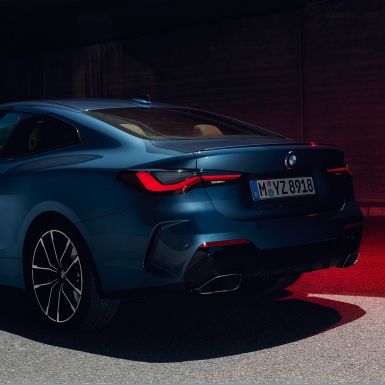 Задние фонари BMW M440i xDrive Coupe G22 (2020), вид сзади с поворотом в три четверти BMW M440i xDrive Coupe G22 (2020), Синий Арктик Рэйс металлик, вид сзади с поворотом в три четверти, задние фонари