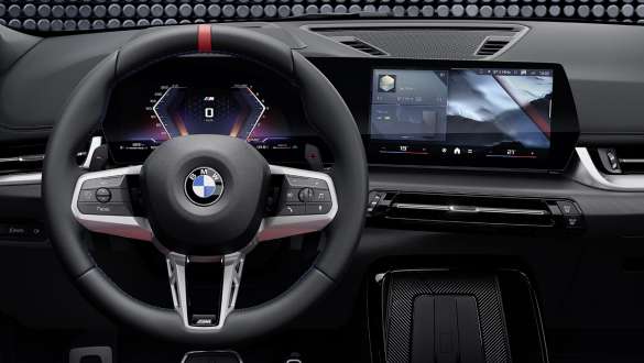 BMW X1 M35i xDrive, интерьер, рулевое колесо и дисплей BMW X1 M35i xDrive, детали интерьера, рулевое колесо и дисплей