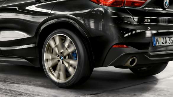 BMW xDrive BMW X2 M35i (F39) BMW xDrive в BMW X2 M35i (F39) в цвете Sapphire Black metallic, крупный вид сзади