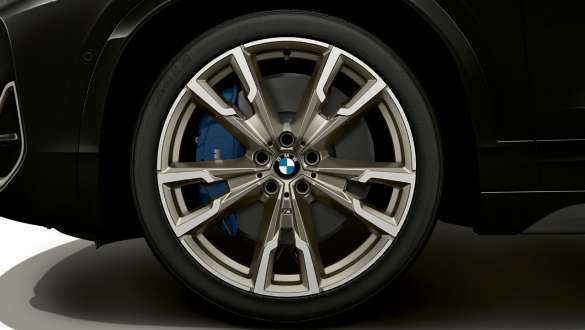 Тормозная система М Sport на BMW X2 M35i (F39) Тормозная система М Sport на BMW X2 M35i (F39) в цвете Sapphire Black metallic, колесо крупным планом