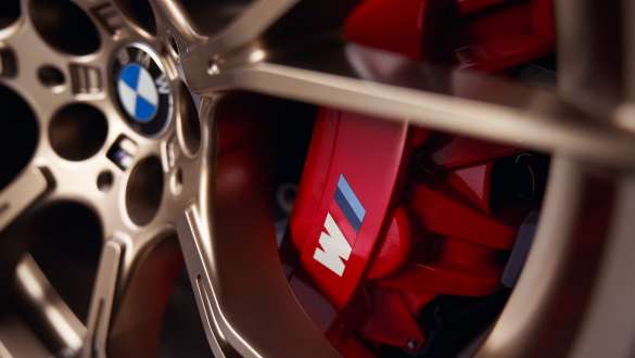 M Carbon ceramic brake Red high-gloss BMW M5 CS F90 2021 M Carbon ceramic brake Red high-gloss BMW M5 CS F90 2021 close-up light alloy wheel