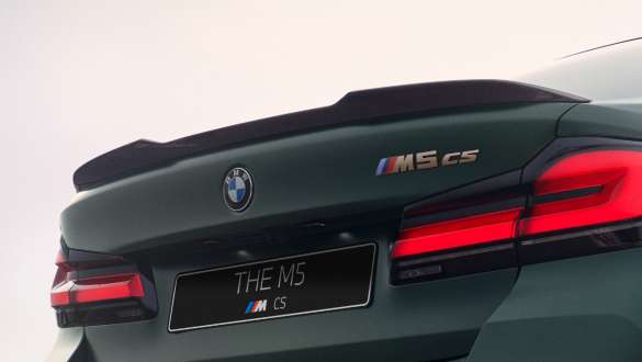 M Carbon rear spoiler BMW M5 CS F90 2021 M Carbon rear spoiler BMW M5 CS F90 2021 Frozen Deep Green metallic close-up rear