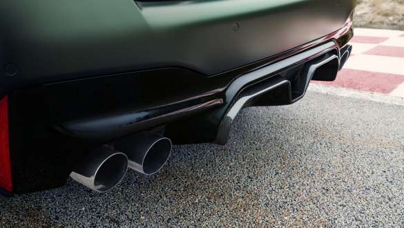 M Carbon rear diffuser BMW M5 CS F90 2021 M Carbon rear diffuser BMW M5 CS F90 2021 Frozen Deep Green metallic close-up rear apron