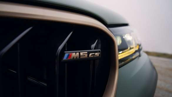 M kidney grille BMW M5 CS F90 2021 M kidney grille with one-piece grille frame in Gold bronze BMW M5 CS F90 2021 Frozen Deep Green metallic close-up