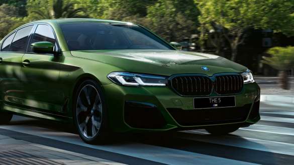 BMW M550i xDrive с адаптивной подвеской M G30 LCI Facelift 2020, вид спереди в три четверти, в движении BMW M550i xDrive с адаптивной подвеской М G30 LCI Facelift 2020, BMW Individual "Зеленый Эрмес металлик", вид спереди в три четверти, в движении