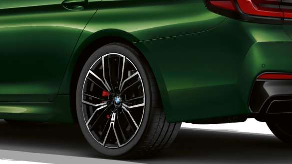 BMW M550i xDrive с дифференциалом M Sport G30 LCI Facelift 2020, крупный план заднего колеса BMW M550i xDrive с дифференциалом M Sport G30 LCI Facelift 2020, BMW Individual "Зеленый Эрмес металлик", крупный план заднего колеса