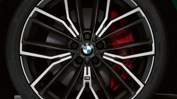 BMW M550i xDrive с тормозной системой М Sport G30 LCI Facelift 2020, крупный план колеса BMW M550i xDrive с тормозной системой М Sport G30 LCI Facelift 2020, крупный план колеса