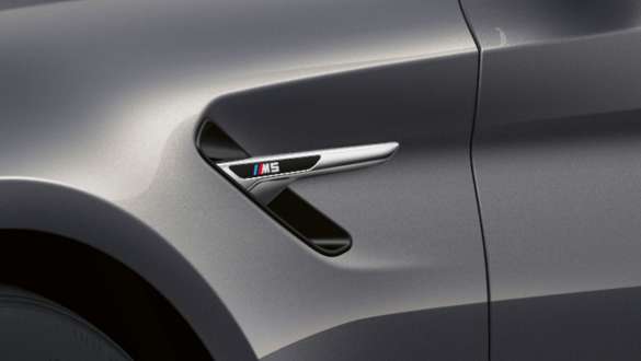жабры М BMW M5 F90 2020 . жабры М BMW M5 F90 LCI Facelift 2020 Brands Hatch Grey металлика, крупный план.