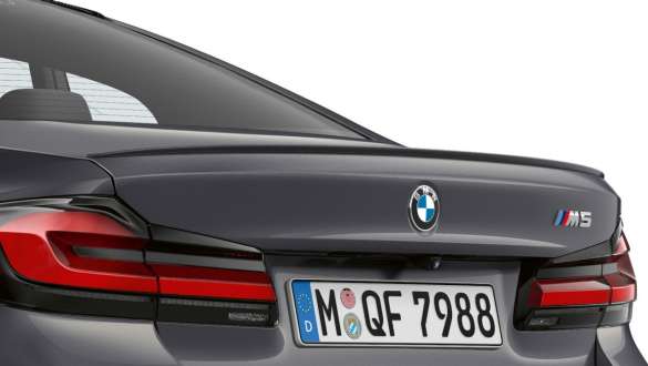 задний спойлер М BMW M5 F90 2020. задний спойлер М BMW M5 F90 LCI Facelift 2020 Brands Hatch Grey металлика, задняя дверь крупным планом