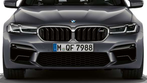 решетка радиатора М BMW M5 F90 2020 вид спереди. решетка радиатора М BMW M5 F90 LCI Facelift 2020 Brands Hatch Grey металлика, вид спереди.