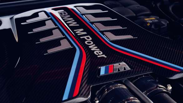 BMW M TwinPower Turbo 8-цилиндровый бензиновый двигатель BMW M5 F90 2020. BMW M TwinPower Turbo 8-цилиндровый бензиновый двигатель BMW M5 F90 LCI Facelift 2020 крышка двигателя крупным планом