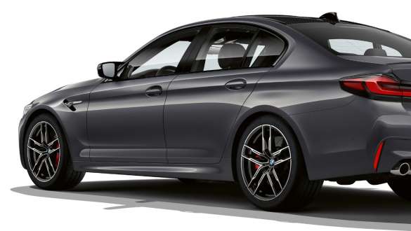 M xDrive BMW M5 F90 2020 вид сбоку. M xDrive BMW M5 F90 LCI Facelift 2020 Brands Hatch Grey металлик, вид сбоку