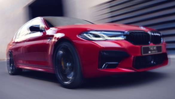 BMW M5 Competition с системой M xDrive F90 LCI Facelift 2020, вид спереди в три четверти, в движении BMW M5 Competition с системой M xDrive F90 LCI Facelift 2020, вид спереди в три четверти, в движении