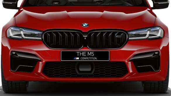 Двойная решетка радиатора M цвета "Глянцевый Черный" BMW M5 Competition F90 LCI Facelift 2020, вид спереди Двойная решетка радиатора M цвета "Глянцевый Черный" BMW M5 Competition F90 LCI Facelift 2020, BMW Individual "Красный Имола", вид спереди
